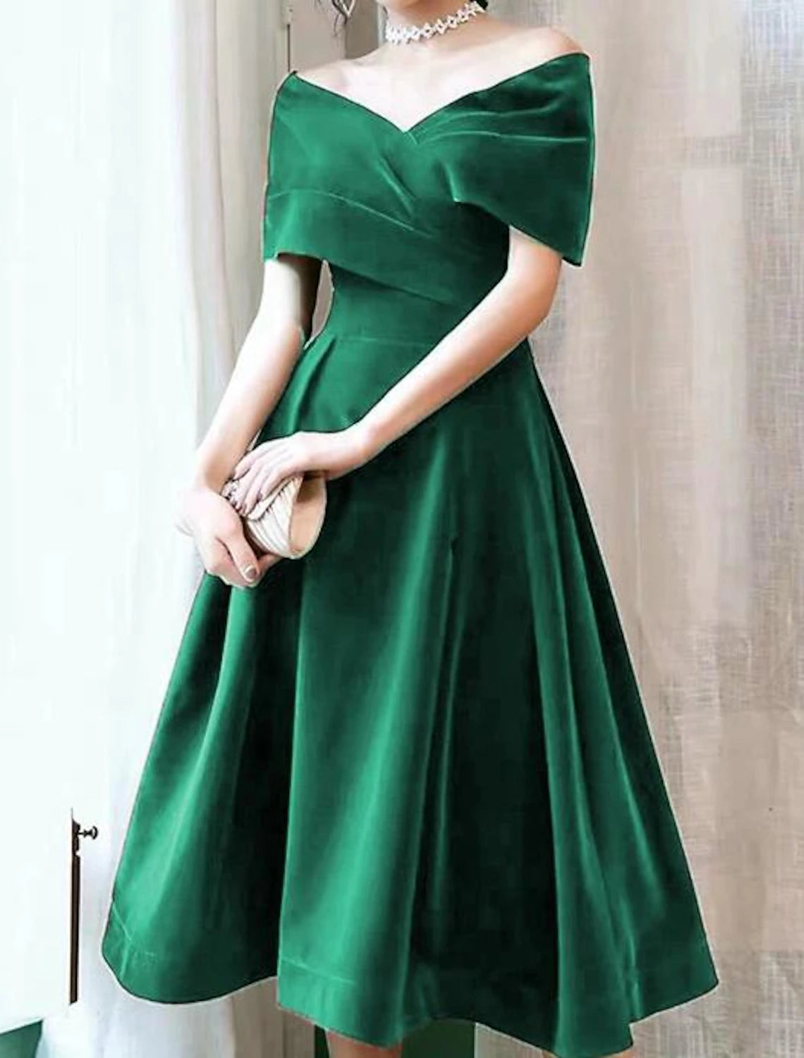 Vestido de invitada de boda de otoño hasta la rodilla, manga corta, hombros descubiertos, terciopelo con pliegues, color puro